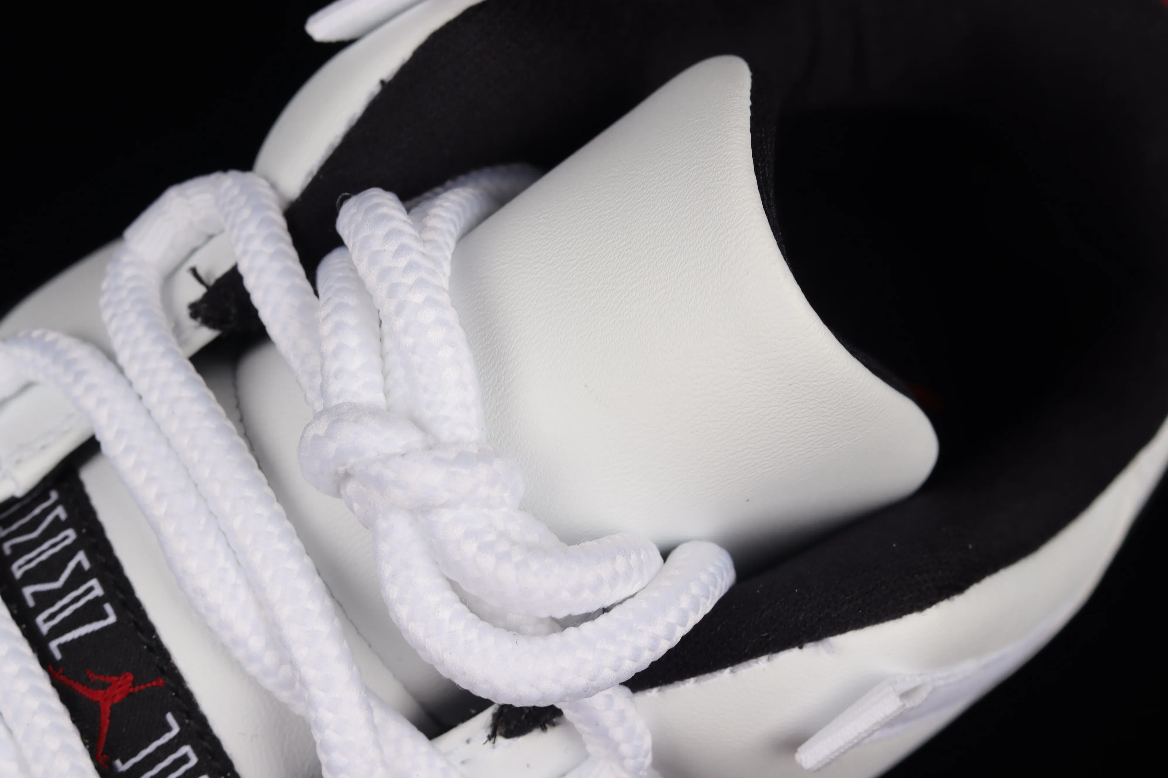 All categories Air Jordan Jordan series basketball shoes Air Jordan 11 F version Air Jordan 11 Retro Low AJ11 Joe 11 low-top patent leather black and red top layer genuine carbon AV2187-160